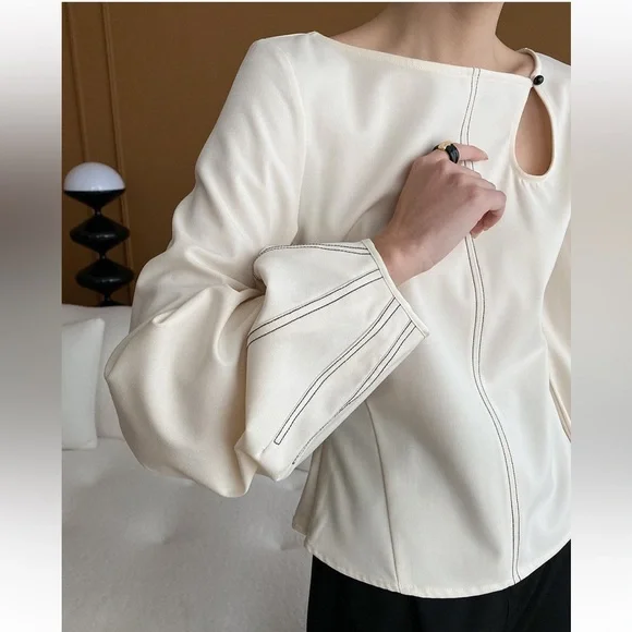 White blouse with black contrast stitching long sleeves key hole button detail - Picture 5 of 5